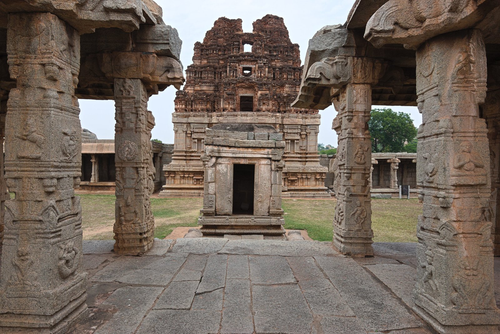 The Achyutaraya Temple (Inner courtyard), Hampi 02, vijayanagara