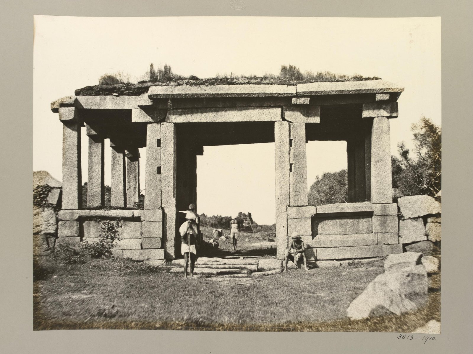 Gateway at Malapannagudi 1856 photo, vijayanagara, 1856